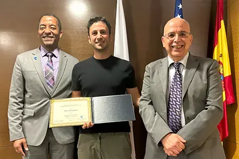 Gregory Triplett, Ph.D., Dean of <a href='http://acys.lengyileng.com'>博彩网址大全</a>'s School of Science and Engineering, traveled to Madrid to personally congratulate and present the honor to Charles El Mir, Ph.D.